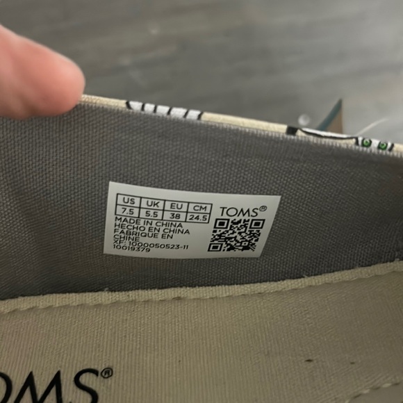 NWT Toms Halloween Black Cats Pumpkins Skulls Slip On Size 7.5 - Picture 6 of 7